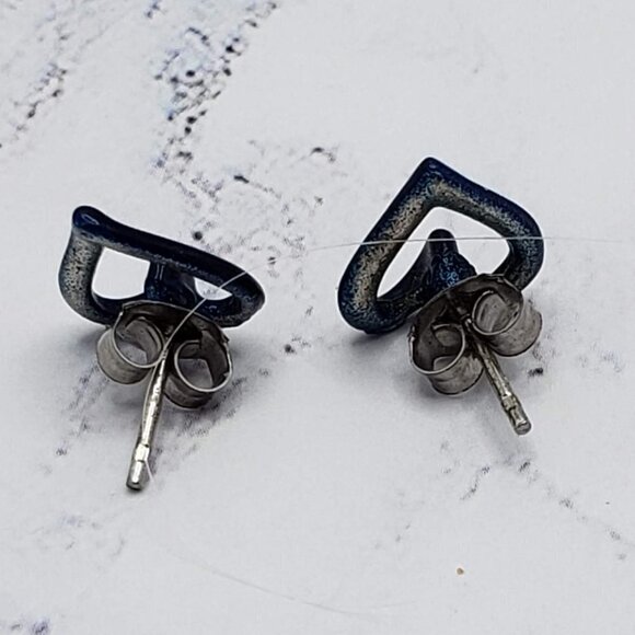 Black Heart Bended Metal Geometric Stud Earrings - Picture 3 of 4